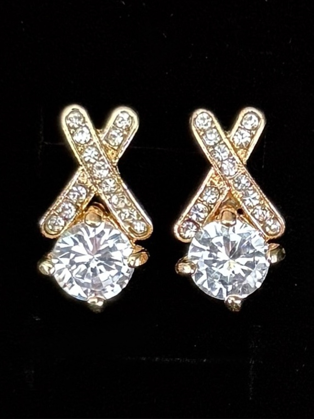 Beautiful lightweight, goldtone, clear bling dressy pierced earrings